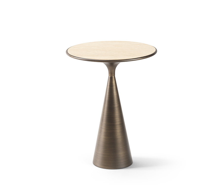 Auf das Wesentliche reduziert | Mit einer klaren, jedoch einzigartigen Form und reflektierender, spannender Oberfläche präsentiert sich Cono – ein Beistelltisch mit Charakter. Design: Lorenza Bozzoli für Ghidini 1961 www.ghidini1961.com Foto: © Cube Photoproduction