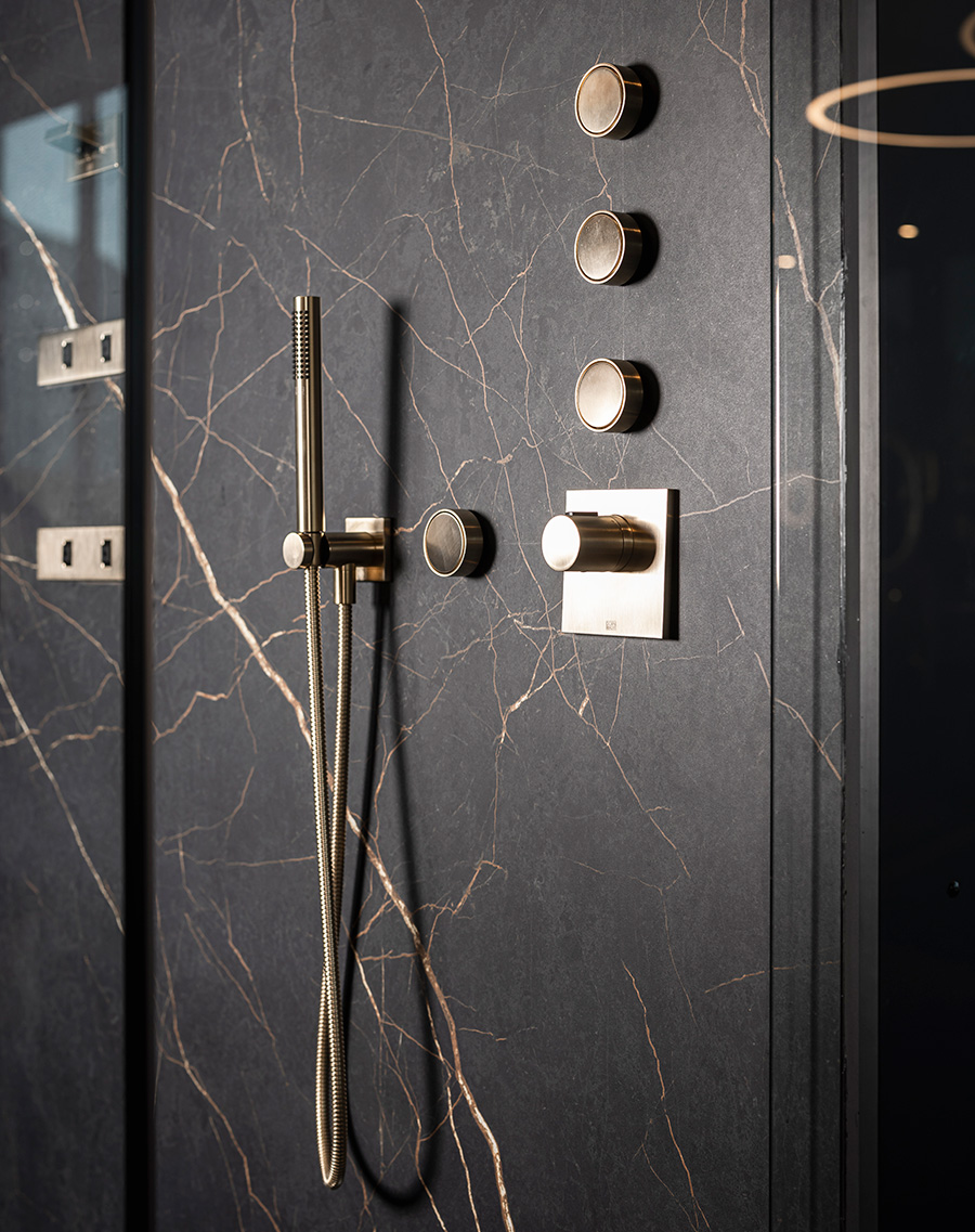 Exzellente Bad-Planung | Edle Oberflächen, fein abgestimmte Armaturen und präzise Details zeigen, wie aus sorgfältig ausgewählten Materialien ein stimmiges Badkonzept entsteht. Im INNERHOFER-Showroom lassen sich Materialien und Kombinationen direkt erleben und individuell auf das Projekt abstimmen. (Hier im Bild: Dornbracht) www.innerhofer.it Foto: © INNERHOFER | F. Andergassen