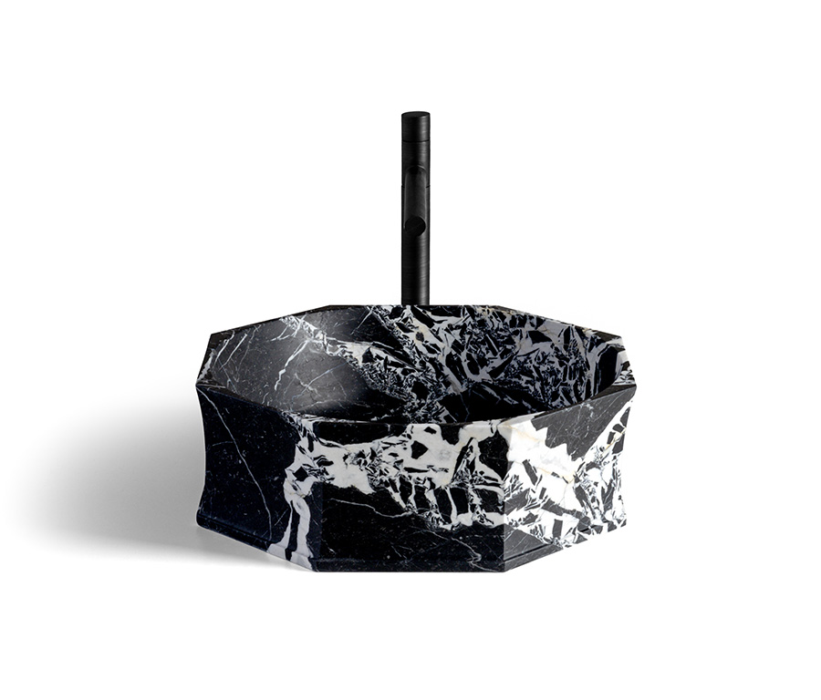 Inspiriert von der Schönheit Venezianischer Brunnen | Designer Luca Nichetto nahm seinen Geburtsort Venedig als Inspiration und konzeptionellen Ausgangspunkt für die Waschbecken-Kollektion POSSO für Kreoo. Dabei wurden alltägliche Objekte neu interpretiert und mit unverwechselbar kreativer Ausdruckskraft komponiert. www.kreoo.com Foto: © Kreoo
