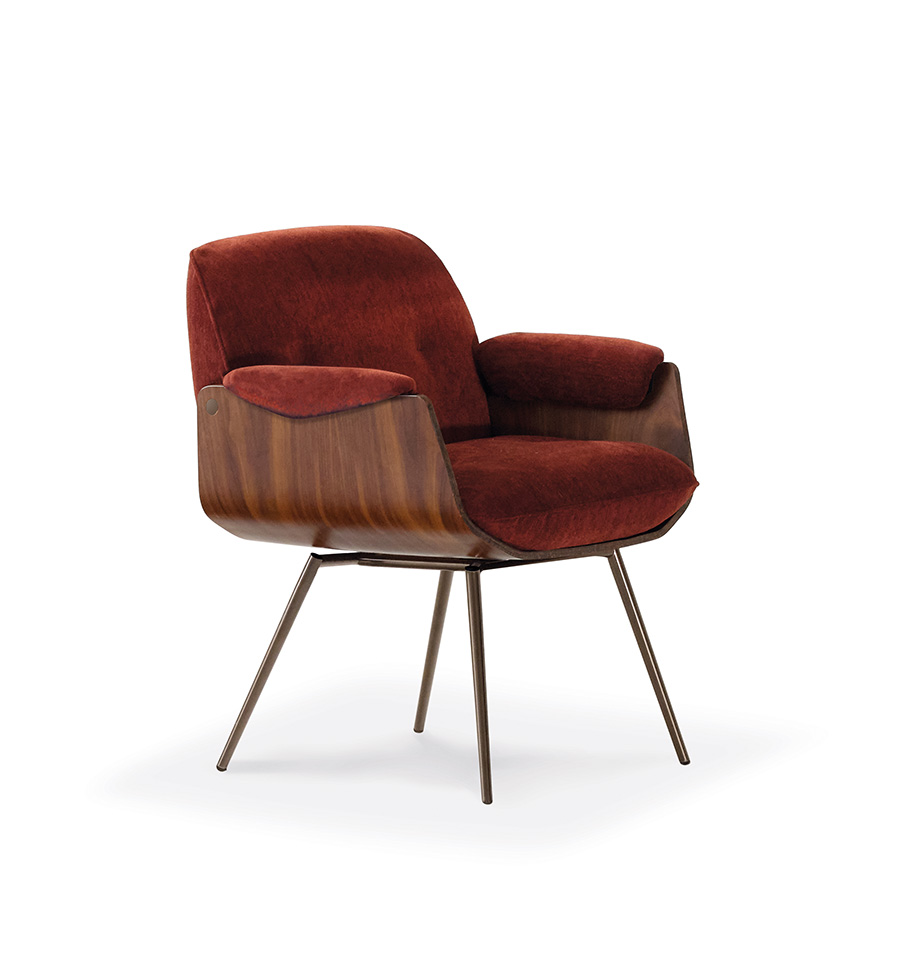 In die Mitte des 20. Jahrhunderts zurückversetzt | „Laurel Dining“ von Minotti, Design Giampiero Tagliaferri, verbindet seine Elemente wie aus einem Guss: Die Sitzschale – in Holz oder Leder – nimmt die Sitz- und Rückenkissen auf und stützt gleichzeitig die weichen Armlehnen. www.minotti.com Foto: © Courtesy of Minotti SpA