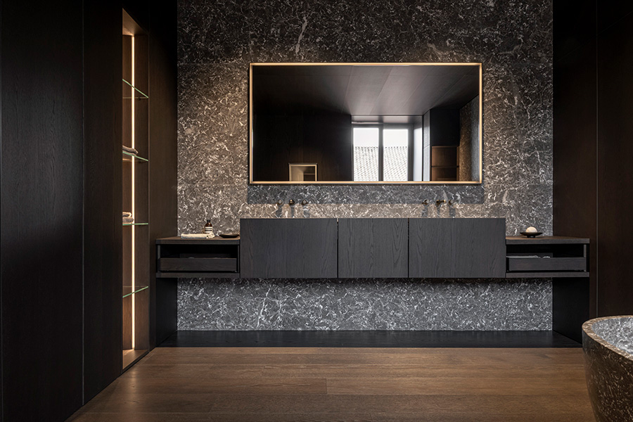 Klare Struktur. Präzise Details. Designer Vincent van Duysen hat mit der Badezimmer-Kollektion „Framis“ ein wahres Design-Meisterwerk für den wohl intimsten unserer Räume geschaffen. Charakteristisch sind die Rahmenprofile, die die Türen direkt in den Waschtisch einbinden und Struktur schaffen. Von vorne geradlinig, während die Seitenansicht Tiefe und Spannung verleiht. www.molteni.it Foto: © Molteni&C.