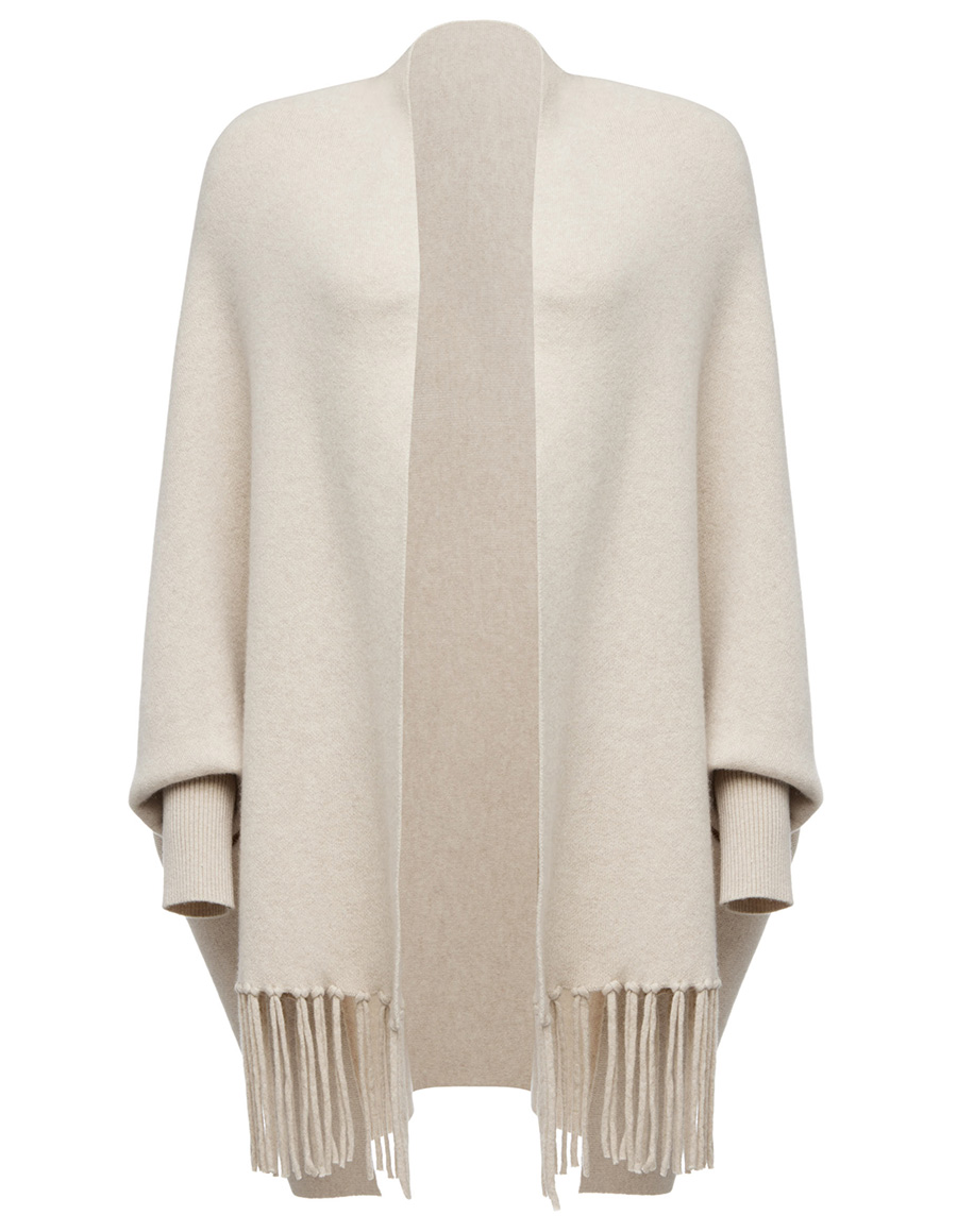 In stilvolle Weichheit gehüllt | Dieses wunderschöne Cashmere-Cape, Double Face gearbeitet, von Philo-Sofie besteht zu 100% aus reinem Cashmere. Die kleinen Ärmel sorgen für angenehmen Tragekomfort, die per Hand geknüpften Fransen sind liebevolle Details. Erhältlich bei Sinnesberger Englhaus Kitzbühel. www.englhaus.at www.philo-sofie-cashmere.com Foto: © Philo-Sofie/Franziska Giannotti