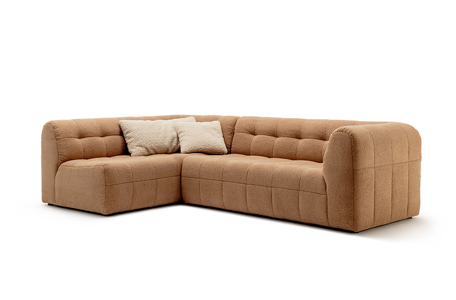 Mühelos durch die Zeit | Ein Sofa, das bereits in den 70er Jahren Geschichte geschrieben hat: freistil174 von freistil ROLF BENZ – klar in der Form, mutig in der Aussage und kompromisslos im Komfort. Jetzt kehrt der Klassiker als echtes Statement-Piece in die Wohnzimmer zurück. www.rolf-benz.com Foto: © freistil ROLF BENZ