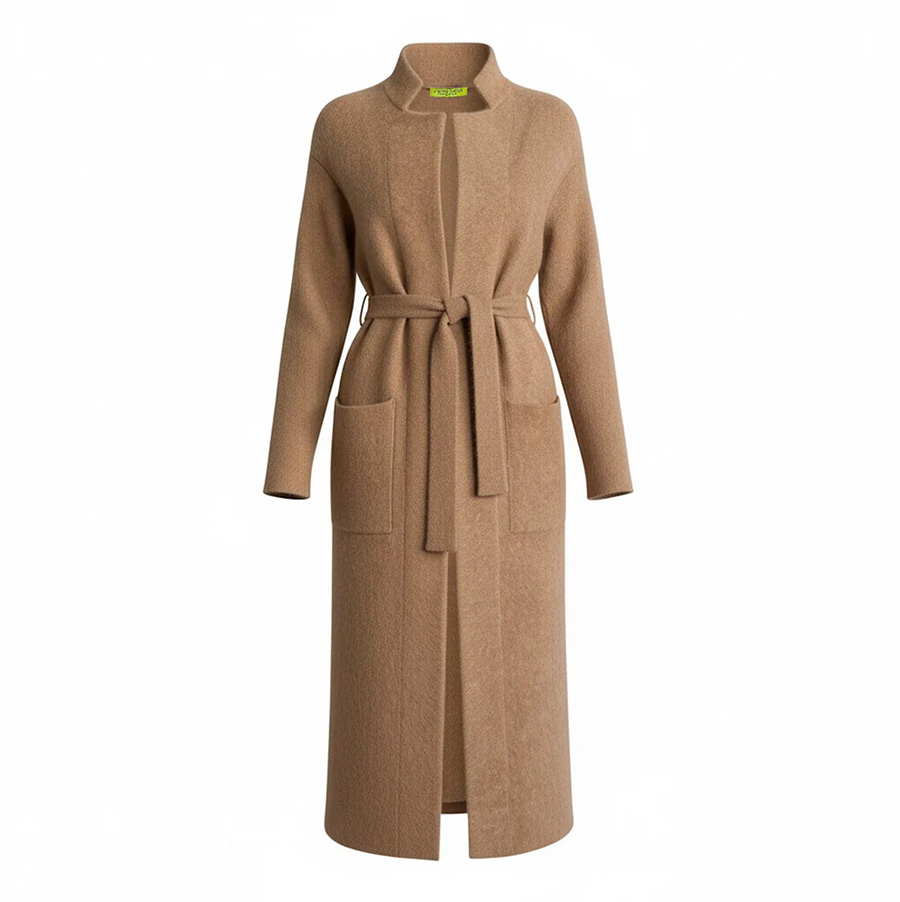 Unendlich elegant. Unendlich Zeitlos. Im Fokus der diesjährigen Herbstkollektion von Simone Bruns steht edles Brushed Cashmere. Der Brushed Maison Cardigan – Haystack aus 100% Cashmere vereint eine klare Silhouette mit figurumspielendem Schnitt. Der Taillengürtel setzt einen femininen Akzent und ermöglicht eine individuelle Passform. www.simonebruns.com Foto: © SIMONE BRUNS