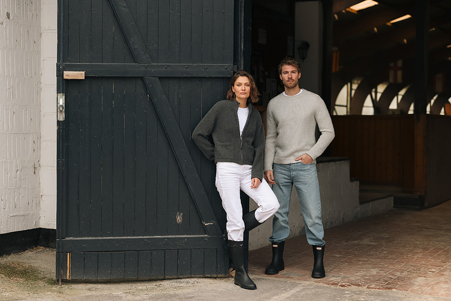 Elegante Raffinesse trifft weiche Lässigkeit | Die klare Silhouette dieses weich gebürsteten Damen-Cardigans (BOYA-ROXY Zipper) mit Zip wird durch einen Stehkragen und fein aufgesetzte Taschen ausgewogen, während der ebenfalls aus weich gebürstetem Cashmere bestehende Herren-Rundhalspullover (BOYA-LEO) mit Raglanärmeln für eine lässige Passform und Weichheit steht. www.stephanboya.com Foto: © Tania Yarmolovych