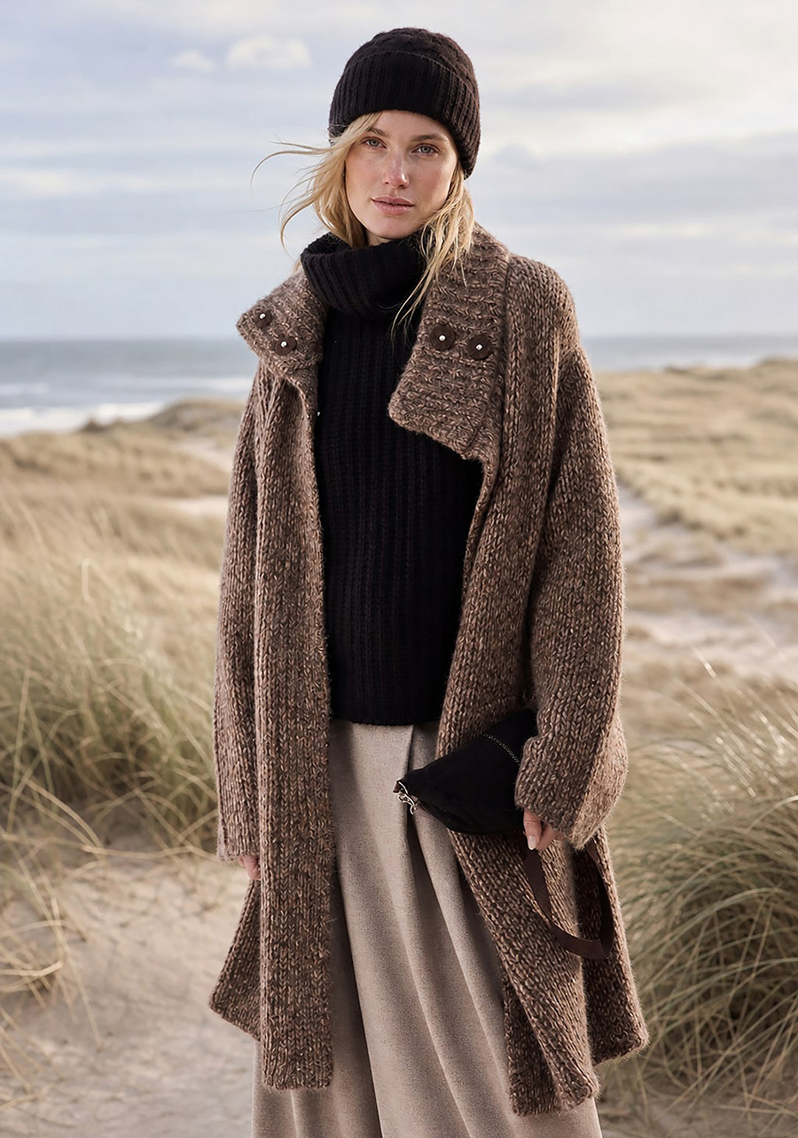 Cold Days. Warm Chic. Das Hamburger Label Henry Christ kombiniert mit diesem weiten, geradlinig geschnittenen Cashmere-Mantel (BC9000L) mit markantem Kragen, der weichen Cashmere-Mütze (H30) und dem kuschelig-schicken Pullover (C35003L) Zeitlosigkeit und Stil auf elegante Art. www.henry-christ.com Foto: © Henry Christ | KI-bearbeitet