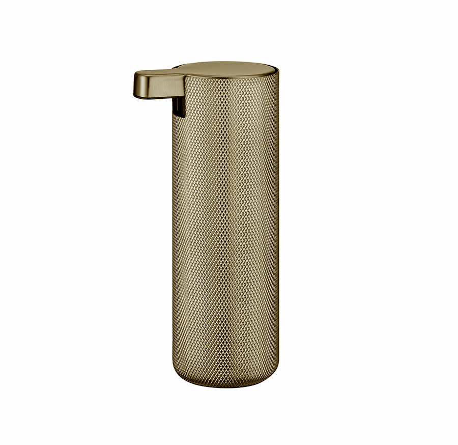 Stylish Essentials | Der Messing-Seifenspender MODO mit leichter Struktur von Blomus ist ein schickes Accessoire fürs Badezimmer, bei dem Funktion und Design eine Symbiose bilden. www.blomus.com Foto: © BLOMUS