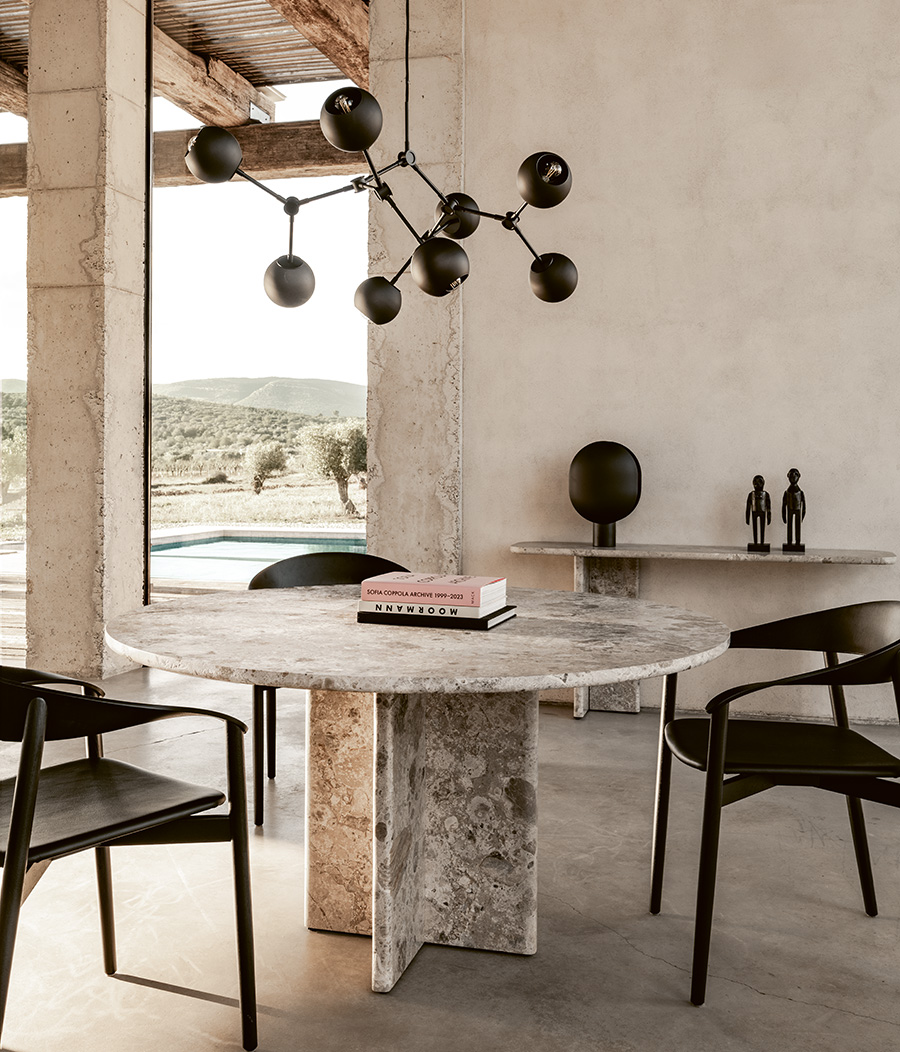 Mit Stil und Charakter | Der „BC 17 T-Rox®“-Tisch verbindet skulpturales Design mit hochwertiger Handwerkskunst. Sein Untergestell aus Naturstein oder Massivholz verleiht ihm eine unverwechselbare Identität. Jede Tischplatte ist ein Unikat mit natürlicher Maserung und hochwertig veredelter Oberfläche. Design: Birgit Hoffmann und Christoph Kahleyss www.janua-moebel.com Foto: © Markus Tedeskino, www.tedeskino.com