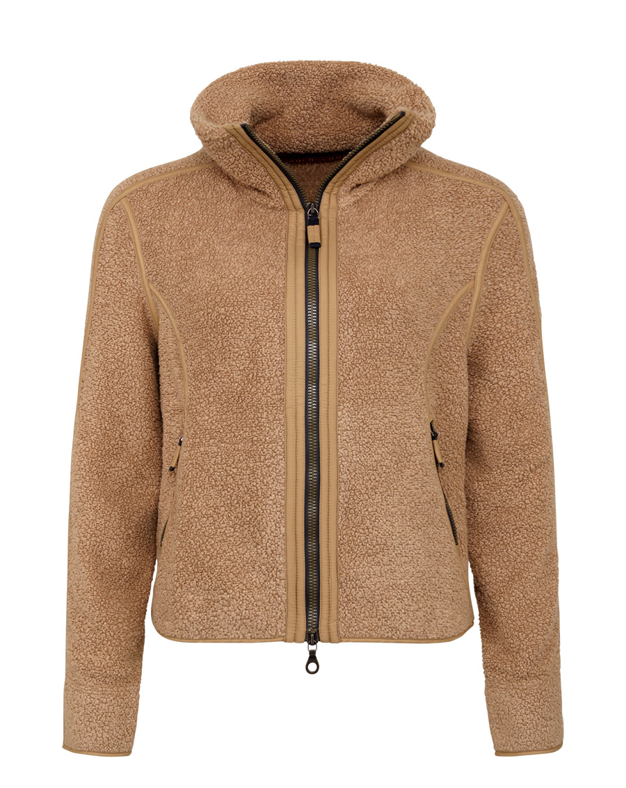 Exklusiv und traumhaft weich | Diese Frauenschuh-Jacke aus feinstem Cashmere-Teddy schmiegt sich sanft an die Haut und wird im Handumdrehen zum unverzichtbaren Begleiter. Ob im Reisegepäck oder in der Handtasche – sie ist so leicht, dass man sie kaum spürt, und doch so wärmend, dass man sie keinesfalls mehr missen möchte. www.frauenschuh.com Foto: © Frauenschuh